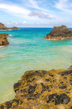 İki Kardeşler kayalarının etrafındaki turkuaz su, Fernando de Noronha, UNESCO Dünya Mirası Alanı, Brezilya, Güney Amerika