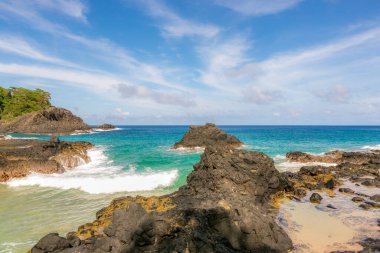İki Kardeşler kayalarının etrafındaki turkuaz su, Fernando de Noronha, UNESCO Dünya Mirası Alanı, Brezilya, Güney Amerika