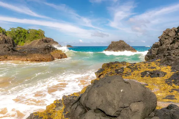 İki Kardeşler kayalarının etrafındaki turkuaz su, Fernando de Noronha, UNESCO Dünya Mirası Alanı, Brezilya, Güney Amerika