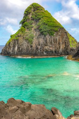 Fernando de Noronha, Brezilya. İki Kardeşler kayalarının etrafındaki turkuaz su, UNESCO Dünya Mirası Alanı, Brezilya, Güney Amerika. Güney Amerika.