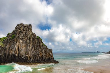Fernando de Noronha, Brezilya. İki Kardeşler kayalarının etrafındaki turkuaz su, UNESCO Dünya Mirası Alanı, Brezilya, Güney Amerika. Güney Amerika.