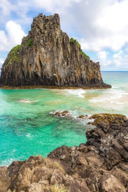 Fernando de Noronha, Brezilya. İki Kardeşler kayalarının etrafındaki turkuaz su, UNESCO Dünya Mirası Alanı, Brezilya, Güney Amerika. Güney Amerika.