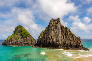 Fernando de Noronha, Brezilya. İki Kardeşler kayalarının etrafındaki turkuaz su, UNESCO Dünya Mirası Alanı, Brezilya, Güney Amerika. Güney Amerika.