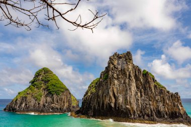Fernando de Noronha, Brezilya. İki Kardeşler kayalarının etrafındaki turkuaz su, UNESCO Dünya Mirası Alanı, Brezilya, Güney Amerika. Güney Amerika.