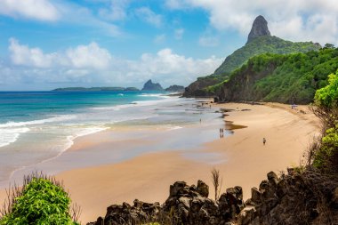 Fernando de Noronha, Brezilya. İki Kardeşler kayalarının etrafındaki turkuaz su, UNESCO Dünya Mirası Alanı, Brezilya, Güney Amerika. Güney Amerika.