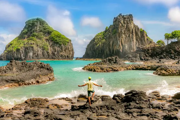 Fernando de Noronha, Brezilya. İki Kardeşler kayalarının etrafındaki turkuaz su, UNESCO Dünya Mirası Alanı, Brezilya, Güney Amerika. Güney Amerika.