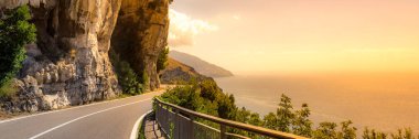 Amalfi Sahili, Akdeniz, İtalya. Web Sitesi Afişi.