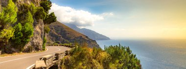 Amalfi Sahili, Akdeniz, İtalya. Web Sitesi Afişi.