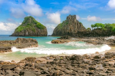 Fernando de Noronha, Brezilya. İki Kardeşler kayalarının etrafındaki turkuaz su, UNESCO Dünya Mirası Alanı, Brezilya, Güney Amerika. Güney Amerika.