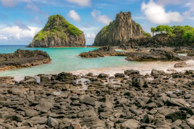 Fernando de Noronha, Brezilya. İki Kardeşler kayalarının etrafındaki turkuaz su, UNESCO Dünya Mirası Alanı, Brezilya, Güney Amerika. Güney Amerika.