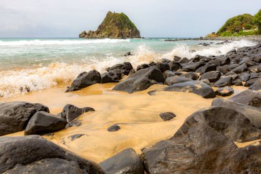 Fernando de Noronha, Brezilya. İki Kardeş kayalarının etrafındaki turkuaz su, UNESCO Dünya Mirası Alanı, Brezilya, Güney Amerika