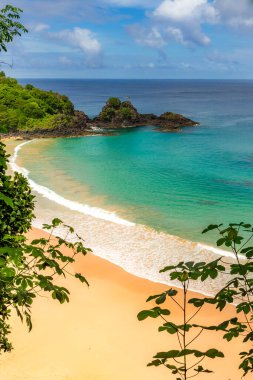Fernando de Noronha, Brezilya. İki Kardeş kayalarının etrafındaki turkuaz su, UNESCO Dünya Mirası Alanı, Brezilya, Güney Amerika