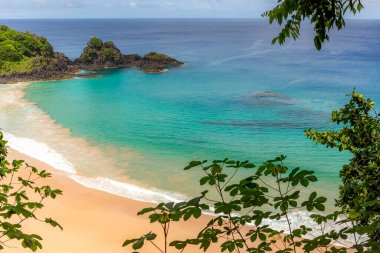 Fernando de Noronha, Brezilya. İki Kardeş kayalarının etrafındaki turkuaz su, UNESCO Dünya Mirası Alanı, Brezilya, Güney Amerika