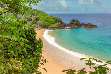 Fernando de Noronha, Brezilya. İki Kardeş kayalarının etrafındaki turkuaz su, UNESCO Dünya Mirası Alanı, Brezilya, Güney Amerika