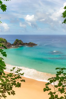 Fernando de Noronha, Brezilya. İki Kardeş kayalarının etrafındaki turkuaz su, UNESCO Dünya Mirası Alanı, Brezilya, Güney Amerika