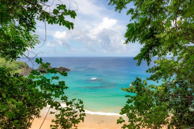 Fernando de Noronha, Brezilya. İki Kardeş kayalarının etrafındaki turkuaz su, UNESCO Dünya Mirası Alanı, Brezilya, Güney Amerika