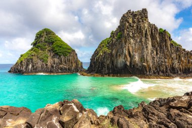 Fernando de Noronha, Brezilya. İki Kardeş kayalarının etrafındaki turkuaz su, UNESCO Dünya Mirası Alanı, Brezilya, Güney Amerika