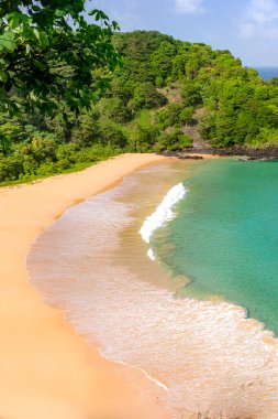 Fernando de Noronha, Brezilya. İki Kardeş kayalarının etrafındaki turkuaz su, UNESCO Dünya Mirası Alanı, Brezilya, Güney Amerika