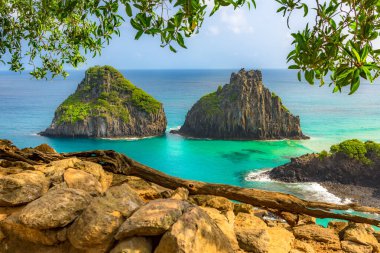 Fernando de Noronha, Brezilya. İki Kardeş kayalarının etrafındaki turkuaz su, UNESCO Dünya Mirası Alanı, Brezilya, Güney Amerika