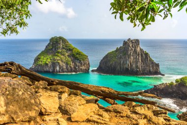 Fernando de Noronha, Brezilya. İki Kardeş kayalarının etrafındaki turkuaz su, UNESCO Dünya Mirası Alanı, Brezilya, Güney Amerika
