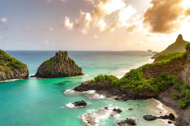 Fernando de Noronha, Brezilya. İki Kardeş kayalarının etrafındaki turkuaz su, UNESCO Dünya Mirası Alanı, Brezilya, Güney Amerika