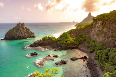 Fernando de Noronha, Brezilya. İki Kardeş kayalarının etrafındaki turkuaz su, UNESCO Dünya Mirası Alanı, Brezilya, Güney Amerika