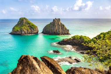 Fernando de Noronha, Brezilya. İki Kardeş kayalarının etrafındaki turkuaz su, UNESCO Dünya Mirası Alanı, Brezilya, Güney Amerika