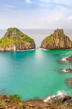 Fernando de Noronha, Brezilya. İki Kardeş kayalarının etrafındaki turkuaz su, UNESCO Dünya Mirası Alanı, Brezilya, Güney Amerika
