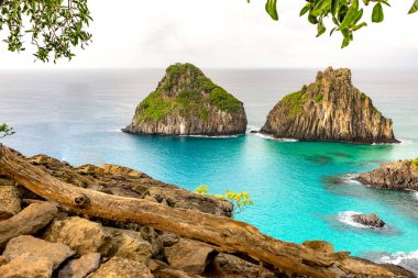 Fernando de Noronha, Brezilya. İki Kardeş kayalarının etrafındaki turkuaz su, UNESCO Dünya Mirası Alanı, Brezilya, Güney Amerika