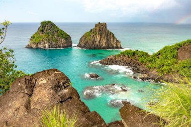 Fernando de Noronha, Brezilya. İki Kardeş kayalarının etrafındaki turkuaz su, UNESCO Dünya Mirası Alanı, Brezilya, Güney Amerika