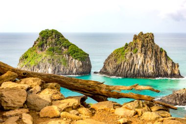 Fernando de Noronha, Brezilya. İki Kardeş kayalarının etrafındaki turkuaz su, UNESCO Dünya Mirası Alanı, Brezilya, Güney Amerika