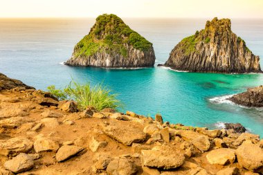 Fernando de Noronha, Brezilya. İki Kardeş kayalarının etrafındaki turkuaz su, UNESCO Dünya Mirası Alanı, Brezilya, Güney Amerika