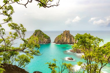 Fernando de Noronha, Brezilya. İki Kardeş kayalarının etrafındaki turkuaz su, UNESCO Dünya Mirası Alanı, Brezilya, Güney Amerika