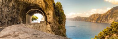Amalfi Sahili, Akdeniz, İtalya. Web Sitesi Afişi.