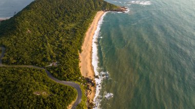 Santa Catarina 'daki Balnear io Camboriu. Taquaras Plajı ve Balnear io Camboriu 'daki Laranjeiras Plajı. Manzaradaki hava manzarası. Brezilya.