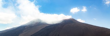 İtalya 'da Etna Dağı, Sicilya. Etna volkanının tepesine tırman. Avrupa. Kopyalama alanı olan Sancak Ağı.