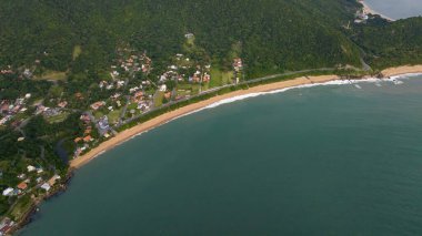 Santa Catarina 'daki Balnear io Camboriu. Taquaras Plajı ve Balnear io Camboriu 'daki Laranjeiras Plajı. Manzaradaki hava manzarası. Brezilya.