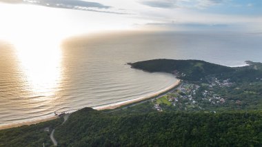 Santa Catarina 'daki Balnear io Camboriu. Taquaras Plajı ve Balnear io Camboriu 'daki Laranjeiras Plajı. Manzaradaki hava manzarası. Brezilya.