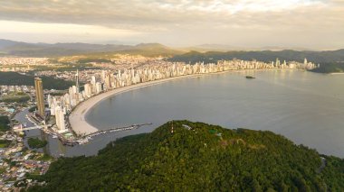 Santa Catarina 'daki Balnear io Camboriu. Taquaras Plajı ve Balnear io Camboriu 'daki Laranjeiras Plajı. Manzaradaki hava manzarası. Brezilya.