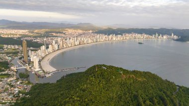 Santa Catarina 'daki Balnear io Camboriu. Taquaras Plajı ve Balnear io Camboriu 'daki Laranjeiras Plajı. Manzaradaki hava manzarası. Brezilya.