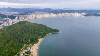 Santa Catarina 'daki Balnear io Camboriu. Taquaras Plajı ve Balnear io Camboriu 'daki Laranjeiras Plajı. Manzaradaki hava manzarası. Brezilya.