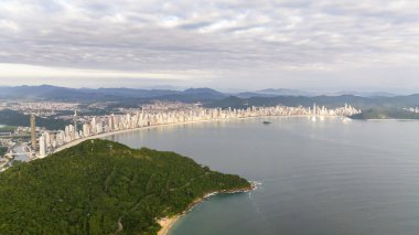 Santa Catarina 'daki Balnear io Camboriu. Taquaras Plajı ve Balnear io Camboriu 'daki Laranjeiras Plajı. Manzaradaki hava manzarası. Brezilya.