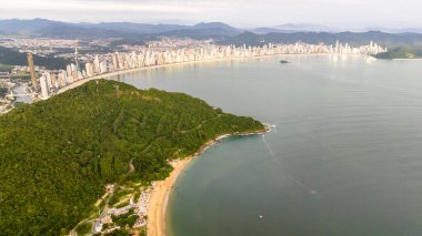 Santa Catarina 'daki Balnear io Camboriu. Taquaras Plajı ve Balnear io Camboriu 'daki Laranjeiras Plajı. Manzaradaki hava manzarası. Brezilya.