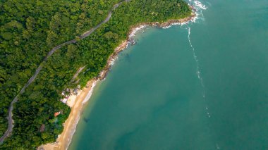 Santa Catarina 'daki Balnear io Camboriu. Taquaras Plajı ve Balnear io Camboriu 'daki Laranjeiras Plajı. Manzaradaki hava manzarası. Brezilya.