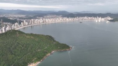 Santa Catarina 'daki Balnear io Camboriu. Taquaras Sahili ve Laranjeiras Sahili. Manzaradaki hava manzarası. Brezilya.