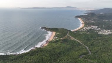 Santa Catarina 'daki Balnear io Camboriu. Taquaras Sahili ve Laranjeiras Sahili. Manzaradaki hava manzarası. Brezilya.