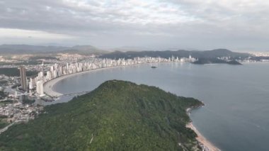 Santa Catarina 'daki Balnear io Camboriu. Taquaras Sahili ve Laranjeiras Sahili. Manzaradaki hava manzarası. Brezilya.