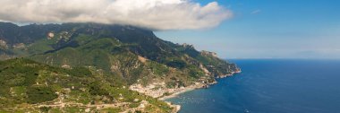 Amalfi Sahili, Akdeniz, İtalya. Amalfi Sahili 'nin yollarında ve otoyollarında renklerle dolu güzel bir gün.