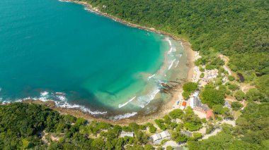 Santa Catarina 'daki Bombinhas Plajı. İHA 'yla çekilmiş bir hava görüntüsü. Brezilya. Güney Amerika.