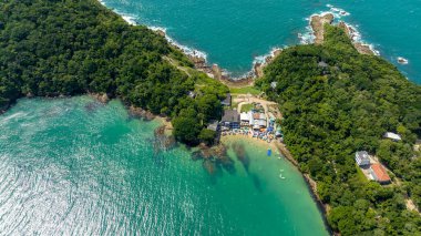 Santa Catarina 'daki Bombinhas Plajı. İHA 'yla çekilmiş bir hava görüntüsü. Brezilya. Güney Amerika.